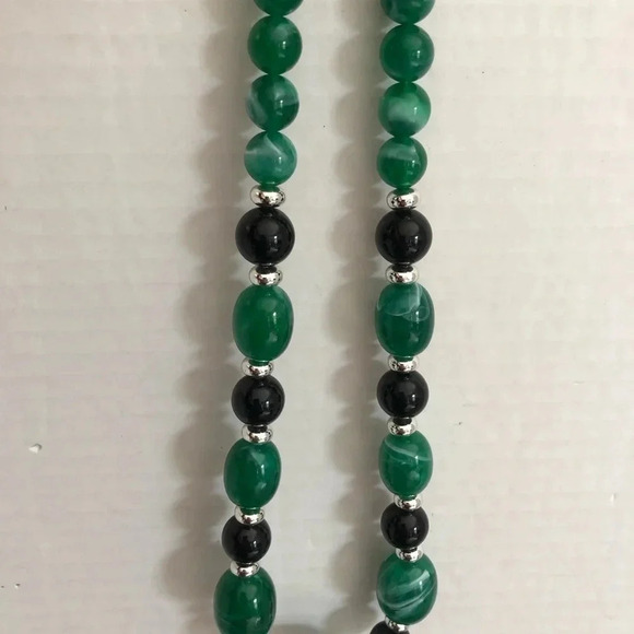 Vtg Green  and Black Beaded Necklace - Picture 3 of 7